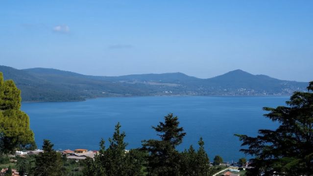 Private charter for a relaxed tour, covering Lake Bracciano, castle, fortress, square, and museum in one trip