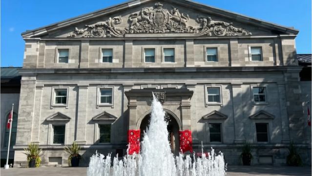 Lawatan sehari ke mercu tanda klasik Kanada termasuk Parliament Hill Ottawa, Sungai Rideau, Galeri Negara dan Rideau Hall