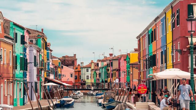 Murano y Burano: Tour en barco con guía y visita a una fábrica de vidrio