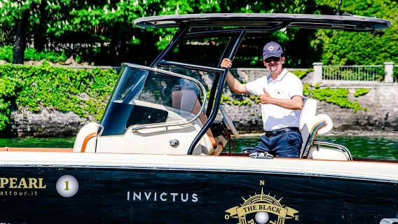Croisière guidée de 3 heures à Bellagio, à bord du yacht Invictus (9 personnes)