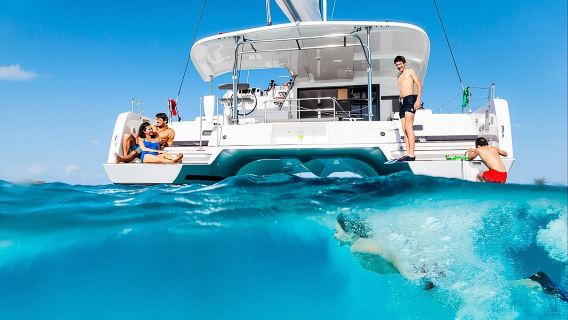 Crociere giornaliere e al tramonto in catamarano con pasti, bevande e trasporto