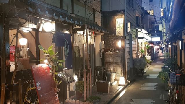 Comida y calles todo incluido por la noche en Kioto: Gion y más allá