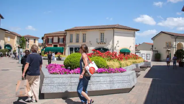 Milan: Serravalle Designer Outlet Roundtrip Bus Transfer