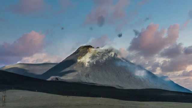 Etna y termina en un relajante restaurante junto al mar en Aci Trezza