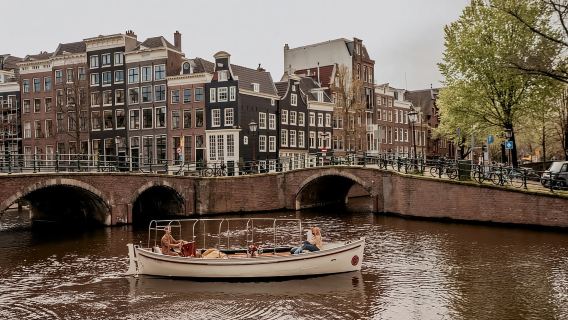 Amsterdam: Private Canal Cruise with snacks and drinks