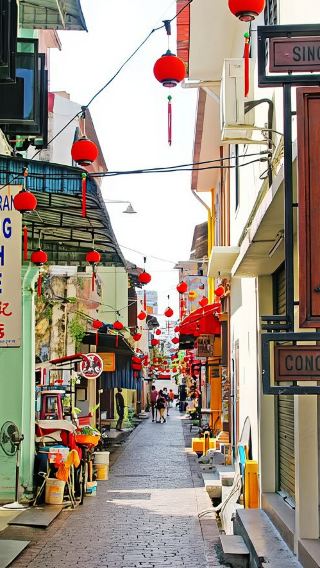 Penang Round-Trip Ipoh Day Tour: Kellie's Castle + Mirror Lake + Ipoh World at Han Chin Pet Soo + Concubine Ln + Perak Cave Temple