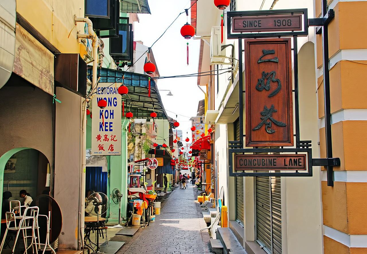 Penang Round-Trip Ipoh Day Tour: Kellie's Castle + Mirror Lake + Ipoh World at Han Chin Pet Soo + Concubine Ln + Perak Cave Temple