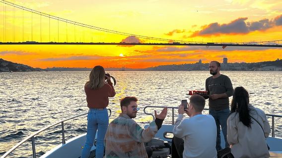 ล่องเรือยอทช์สุดหรูพร้อมไกด์ชมพระอาทิตย์ตกหรือช่วงกลางวันที่อิสตันบูล พร้อมของว่าง