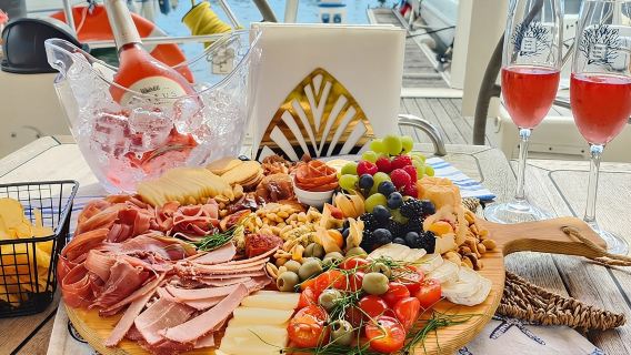 Porto: Wine and cheese tasting on a sailboat on the Douro River