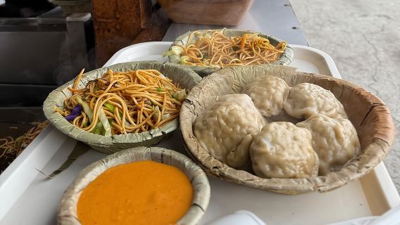 Tour in risciò tra cibo, bevande e shopping a Kathmandu