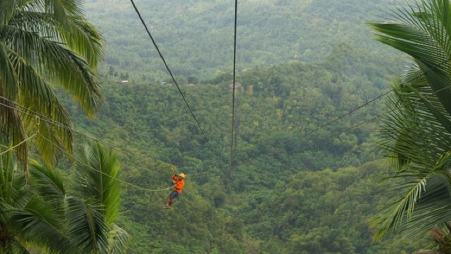 Experiencia de barranquismo en las cataratas de Kawasan con almuerzo