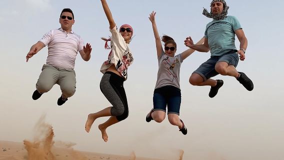 Safari Premium al tramonto sulle dune rosse del deserto di Dubai con barbecue e vita notturna