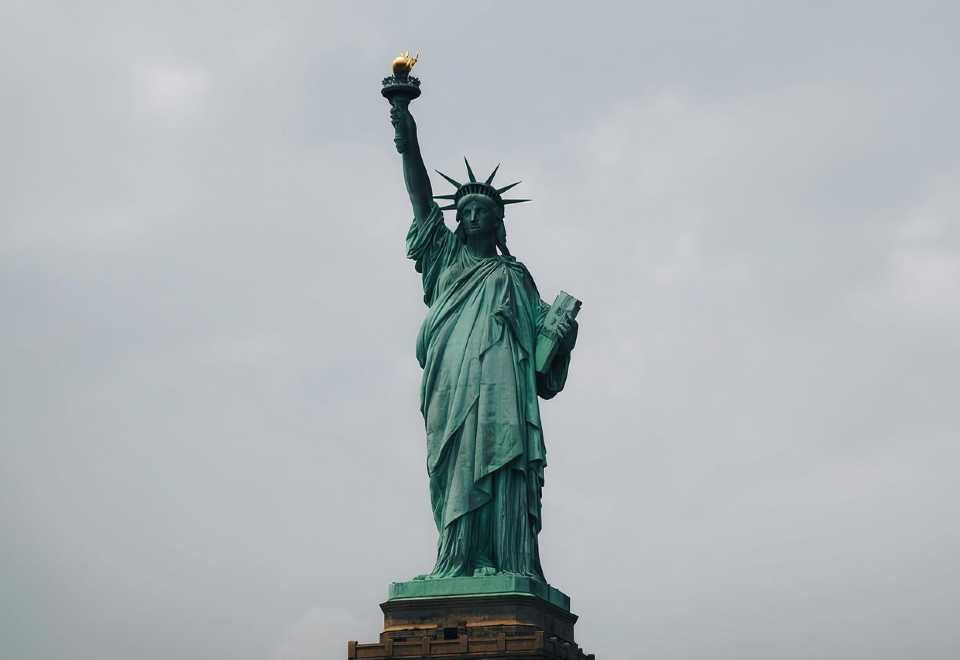 NYC: 自由の女神像とエリス島ガイド付きツアー | Trip.com