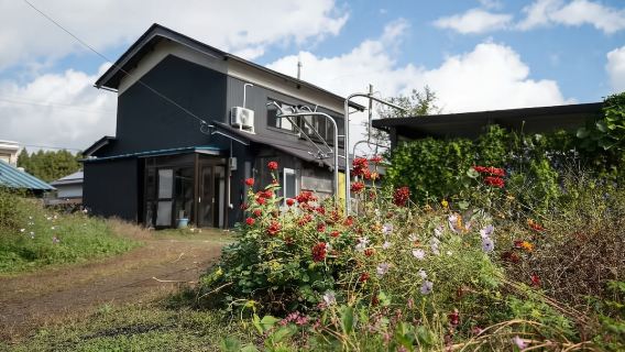 เวิร์กช็อปย้อมสีธรรมชาติ · สัมผัสประสบการณ์การย้อมสีด้วยพืชเพื่อสร้างผ้าคลุมหัว ผ้าพันคอ และผ้าเช็ดหน้าที่มีเอกลักษณ์เฉพาะตัว