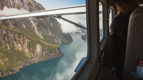 Ab Queenstown: Milford Sound Tagestour mit Bootsfahrt & Flug