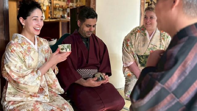 Een unieke ervaring met een antieke kimono en een theeceremonie in het Engels.