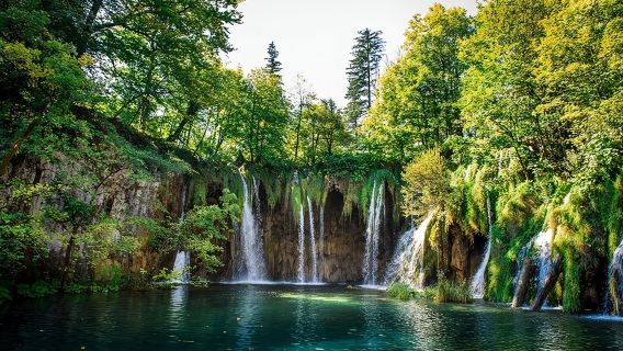 Traslado en grupo de Split a Zagreb con visita guiada a los lagos de Plitvice