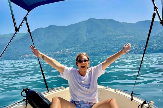 Cho thuê thuyền 1 giờ không cần bằng lái, động cơ 40 mã lực trên hồ Como.