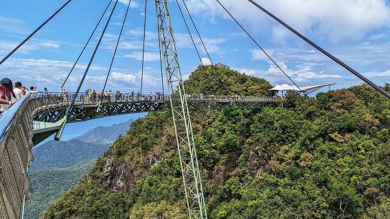 Formule combinée : téléphérique, pont suspendu et excursion privée en bateau dans la mangrove de Tgu-Rhu avec déjeuner.