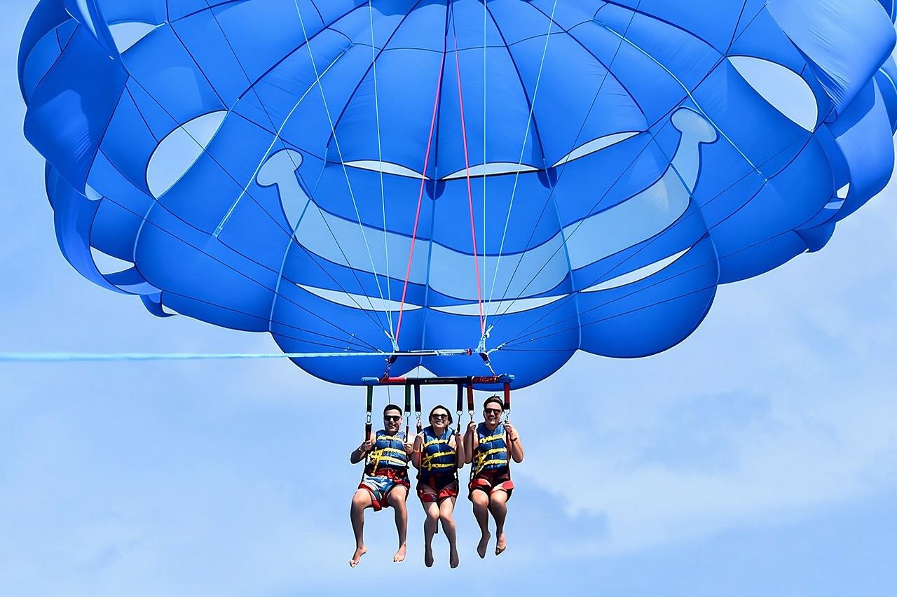 Parasailing in Waikiki Hawaii 
