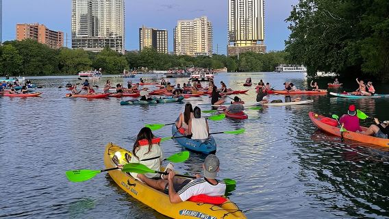 Excursión en kayak al atardecer por el centro de Austin con 1,5 millones de murciélagos