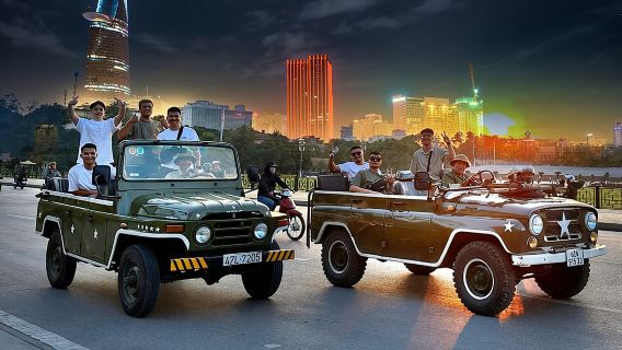 Jeep Tour Saigon Menjelang Malam : MAKANAN LAUT SEGAR, MAKANAN JALANAN & SKY BAR