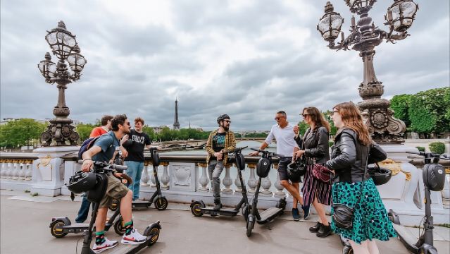 Paris E-Scooter Tour with fun & informative guide (small groups)