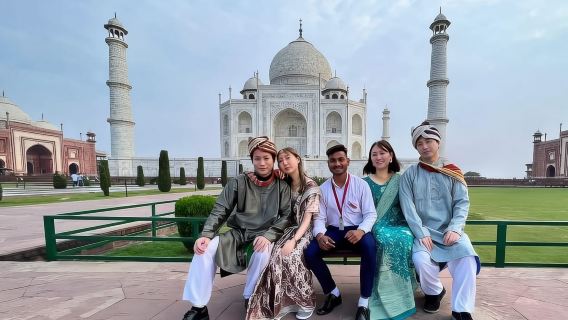 From Delhi: Taj Mahal & Agra Fort Day Tour with Female Guide