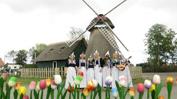 Volendam: Traditional Costume Photo with Cheese & Clog Tour