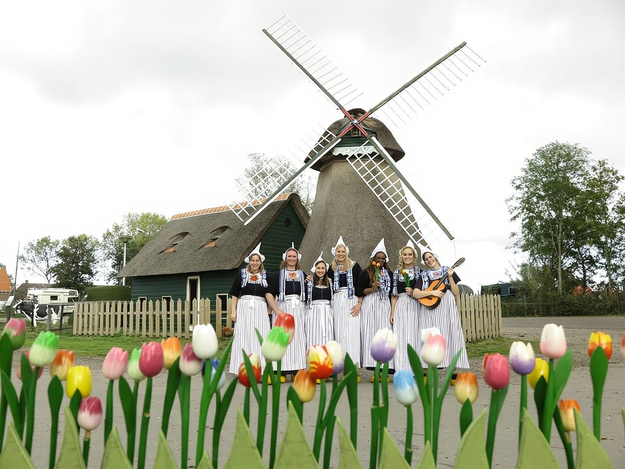 Volendam: Foto con trajes tradicionales y tour de quesos y zuecos