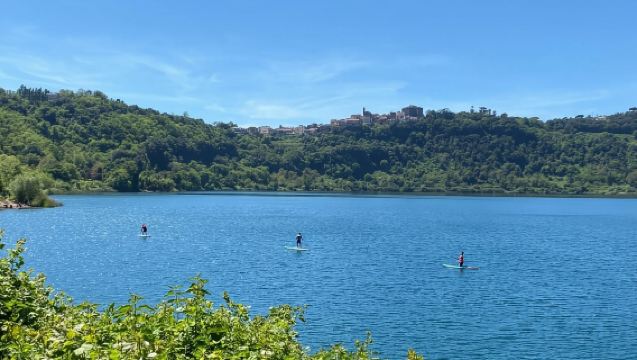 Nemi-See: SUP-Kurs und Verkostung von Speisen am See