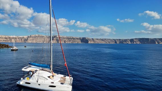 Santorini: Pelayaran Catamaran dengan BBQ dan Minuman Greek