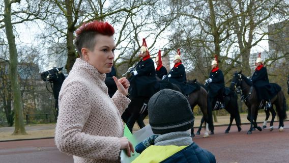 Bobbies, Corgis und die 7 Löwen