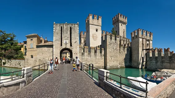 Milano: gita di un giorno al Lago di Garda, Salò e Sirmione con barca…