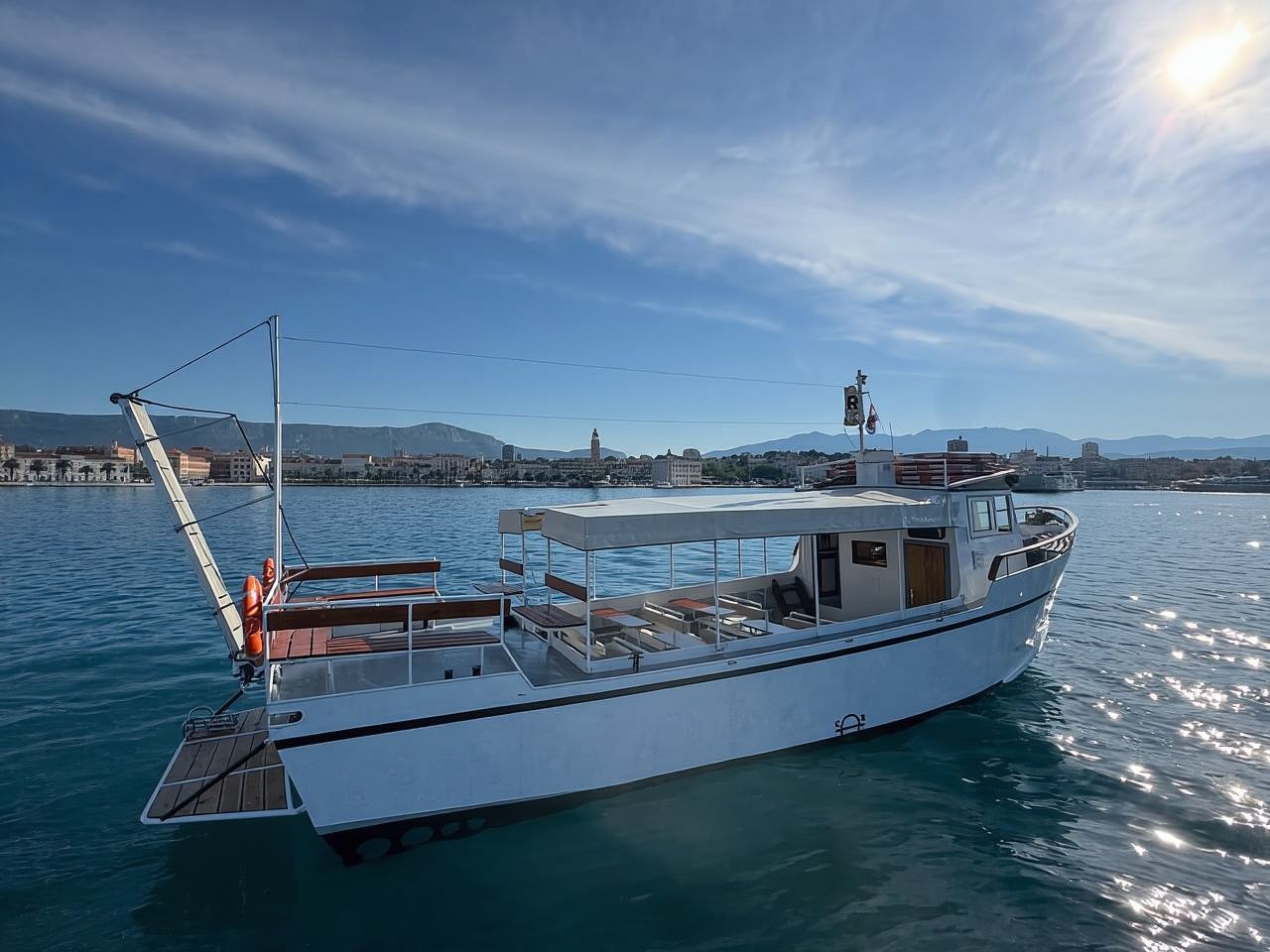 スプリット発：夕日を眺めながらのイブニングボートツアー