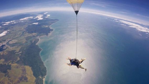 Cairns Innisfail Meerblick Fallschirmspringen [Stadt-Transfer optional | Fotos/Videos optional | Landung auf Wiese/Strand | Blick auf das Great Barrier Reef | Skyone Skydiving]