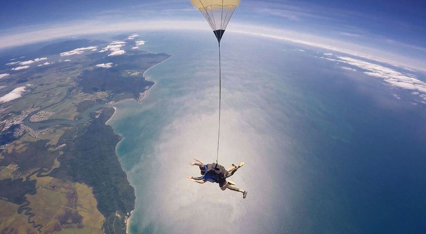 กระโดดร่มวิวทะเลที่แคนส์ Innisfail [บริการรับส่งในเมืองให้เลือก|สามารถซื้อรูปภาพและวิดีโอเพิ่มได้|ลงจอดบนหญ้าหรือชายหาด|มองเห็นเกรตแบร์ริเออร์รีฟ|Skyone Skydiving]