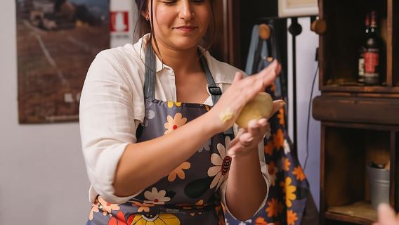 Florence: Pasta & Tiramisu Cooking Class with Unlimited Wine