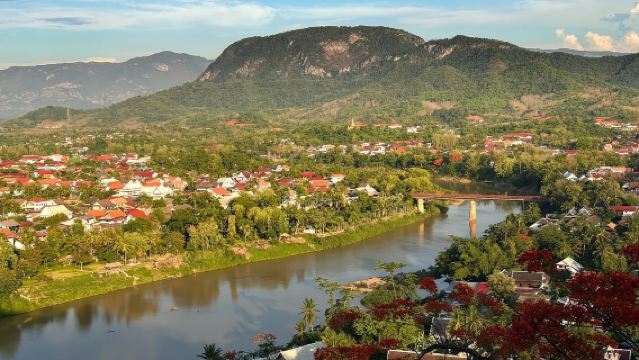 Pemandu pelancong di seluruh Laos / Penterjemah perniagaan / Perkhidmatan tersuai peribadi / Lawatan bebas dengan sambutan tempatan