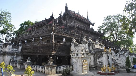excursión de un día a la pagoda Mingun, el templo Mahamuni y el palacio de Mandalay en la región de Mandalay, Myanmar.