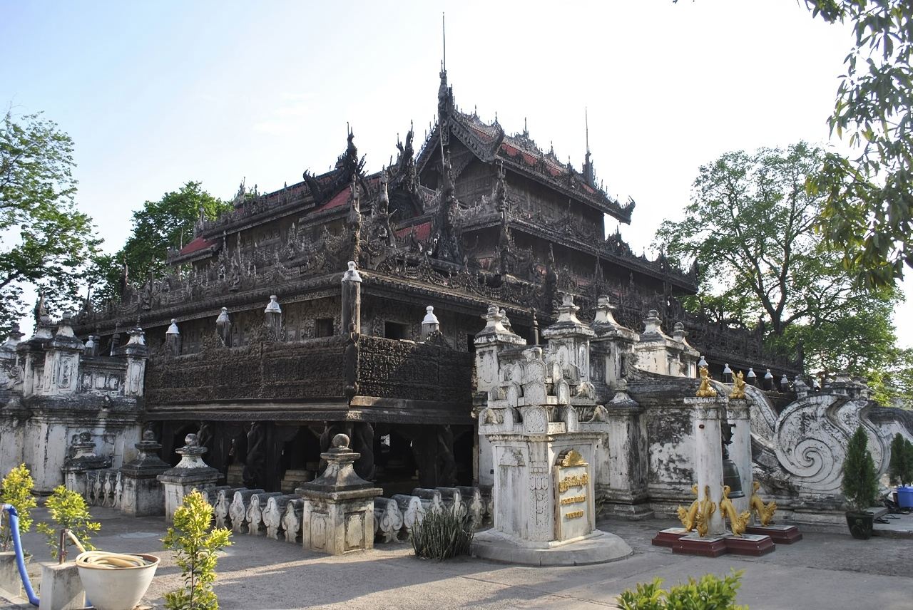 Tour 1 ngày Mandalay: Pahtodawgyi + Chùa Mahamuni + Cung điện Mandalay