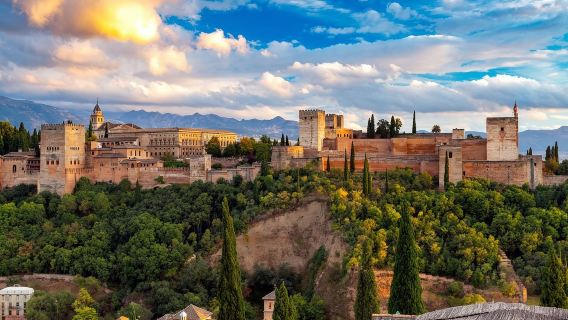 Alhambra & Nasrid Palaces: Guided Tour + Transport from Málaga
