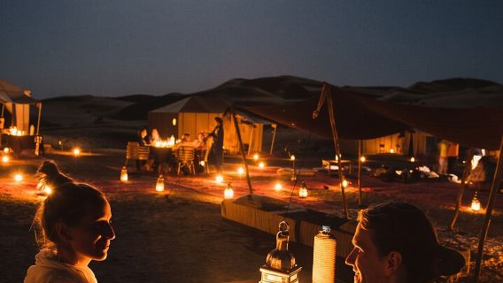 Marrakech: Cena al atardecer en el desierto de Agafay con espectáculo y traslados.