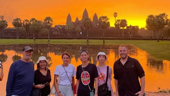 Excursión al amanecer en Angkor Wat en grupo reducido con guía.