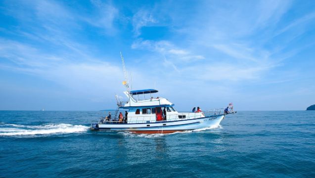 Однодневный тур на рыбалку и сноркелинг на острове Рача в Пхукете, Таиланд|Трансфер включен|Пойманную рыбу можно сразу приготовить