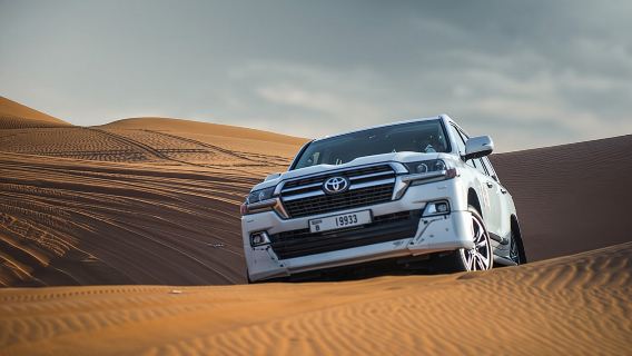 Safari por las dunas rojas de Dubái con cena de barbacoa beduina y traslados al hotel