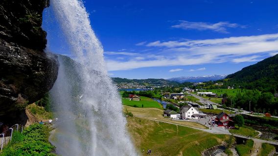 Bergen: Hardangerfjord-Wasserfall-Safari-Tour