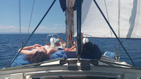 Catania: Tour in barca a vela della Riviera dei Ciclopi con aperitivo siciliano