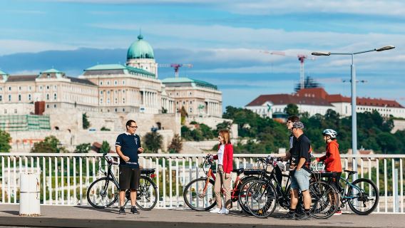Budapest: Tour guiado en bicicleta eléctrica y Colina del Castillo