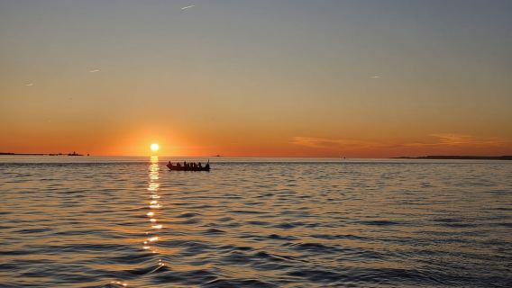 Auringonlaskun pikavene-retki paikallisen viinin kera
